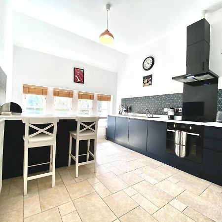 Serviced Accommodation Moray - Lesmurdie House 엘긴 외부 사진