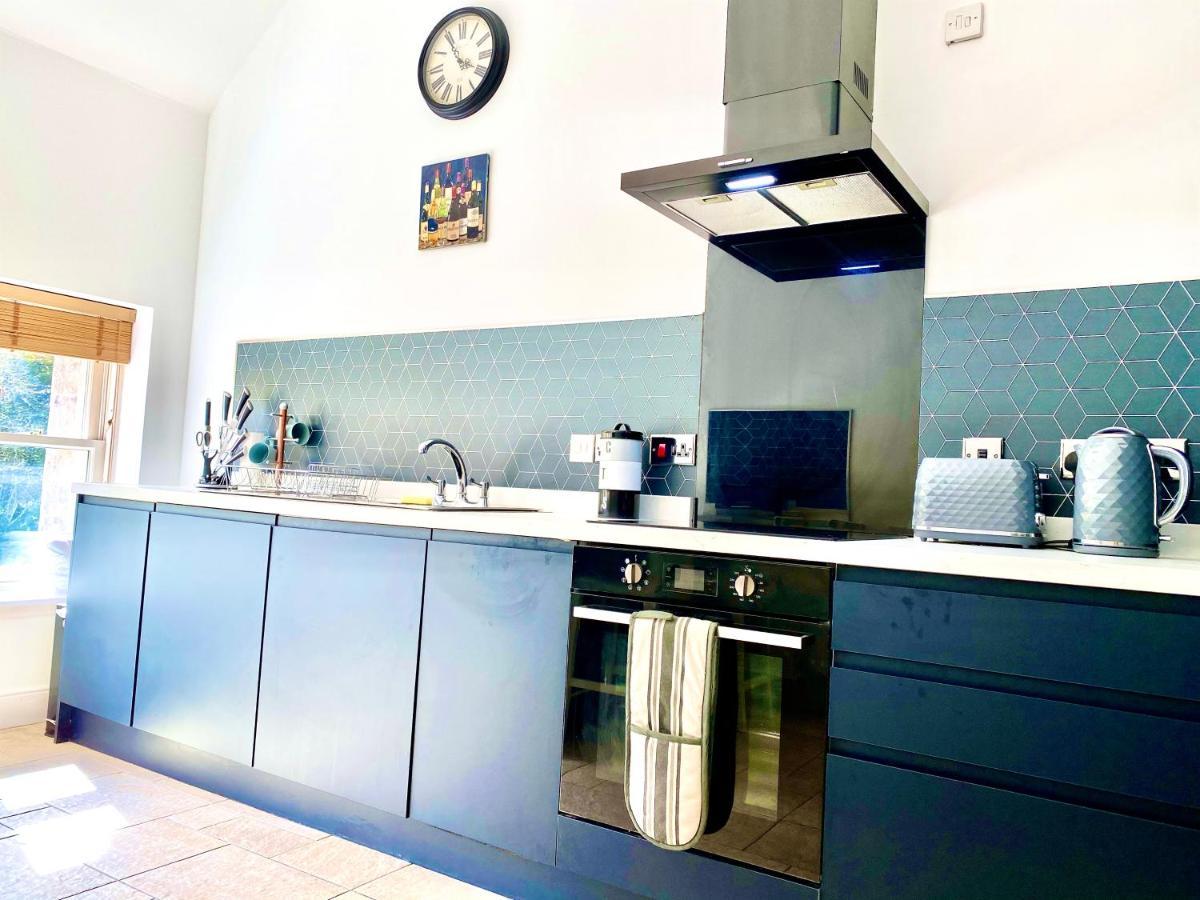 Serviced Accommodation Moray - Lesmurdie House 엘긴 외부 사진